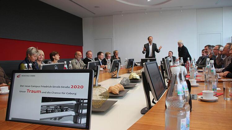 Hochschulpräsident Michael Pötzl stellte gestern den Stadträten die Vision der Hochschule bis zum Jahr 2030 vor und betonte dabei die Chance für die Stadt und den Nutzen, den Coburg daraus zieht. Foto: Christiane Lehmann