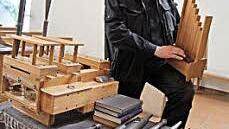 Orgelbaumeister Thomas Eichfelder hatte unter anderem Orgelpfeifen und ein kleines tragbares Portativ mit Blasebalg dabei. Foto: Adam