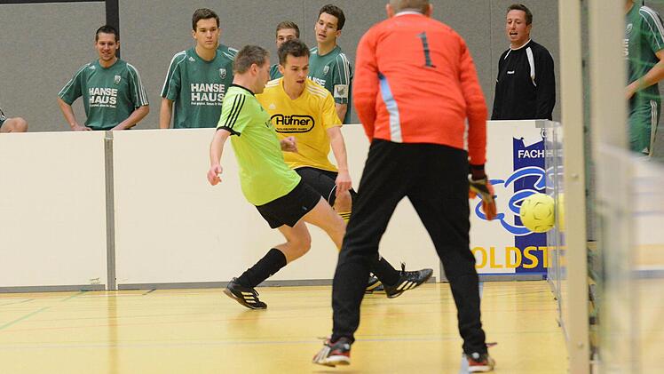 Szene aus dem Spiel des FC Thulba (in gelb) gegen den SV Machtilshausen. Foto: ssp