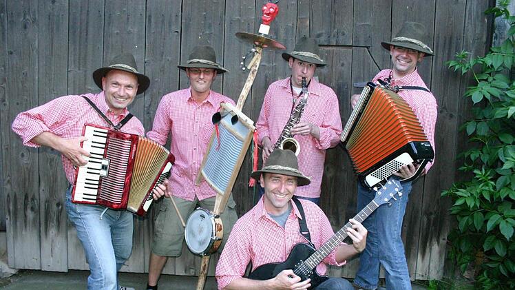 Die Schönbrunner "Feierabend"-Musiker  werden beim Brunnenfest am 14. Juli  das Publikum unterhalten (stehend von links): Oliver Hofmann, Jochen Zapf, Christian Ziegler und Michael Schnapp sowie (vorn kniend) Jürgen Ziegelhöfer.Matthias Einwag