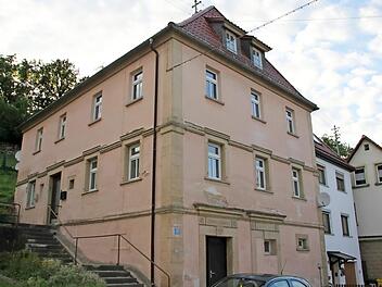 Das Anwesen in der Hauptstraße 29 soll saniert werden. Es sollen zwei Wohnungen für junge Paare beziehungsweise Alleinerziehende entstehen.