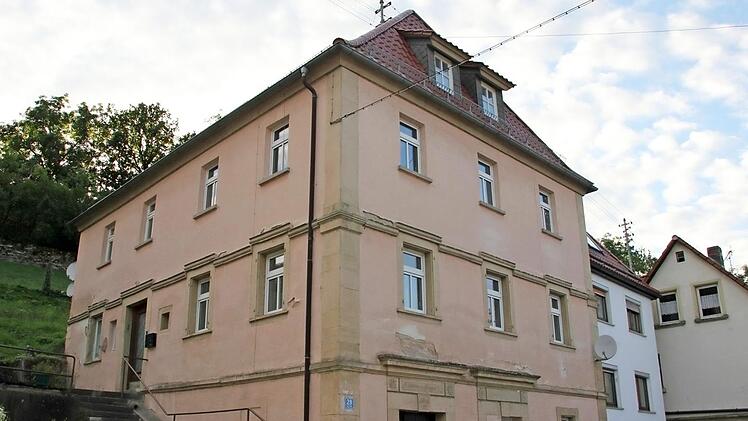 Das Anwesen in der Hauptstraße 29 soll saniert werden. Es sollen zwei Wohnungen für junge Paare beziehungsweise Alleinerziehende entstehen.