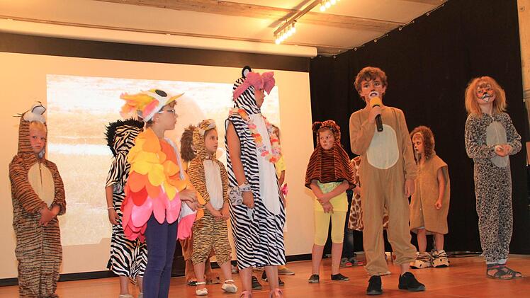 Im ersten Teil des Schülerkonzertes begeisterten die Kinder mit einer Kurzfassung der Musicals "König der Löwen". Gerda Völk