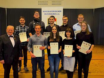 Ernst Oestreicher (links) gratulierte zur bestandenen Phase drei (vorn): Tim Eller, Marina Prechtl, Theresa Ritz, Karin Wagner, (hinten): Julian Weber, Fabian Graf, Paul Stöher, Stefan Arnold und Andreas Türk. Es fehlte Annika Dolag. Gerd Schaar