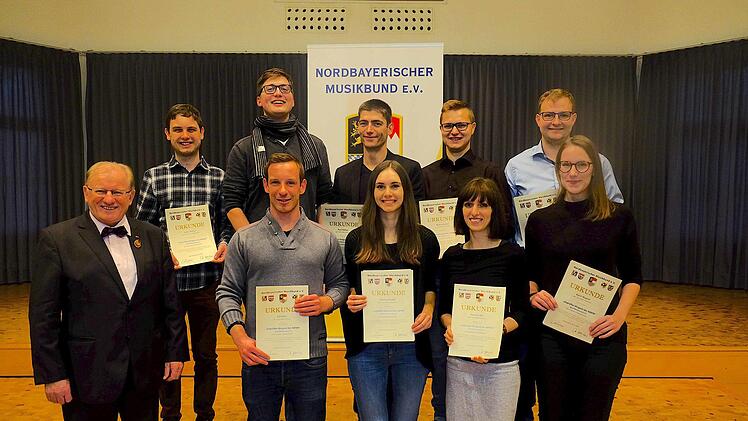 Ernst Oestreicher (links) gratulierte zur bestandenen Phase drei (vorn): Tim Eller, Marina Prechtl, Theresa Ritz, Karin Wagner, (hinten): Julian Weber, Fabian Graf, Paul Stöher, Stefan Arnold und Andreas Türk. Es fehlte Annika Dolag. Gerd Schaar