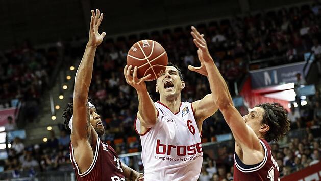 Nikos Zisis wehrte sich in der vergangenen Saison vehement gegen das Halbfinalaus gegen die M&uuml;nchner um Devin Booker (links) und Nihad Djedovic. Daniel L&ouml;b
