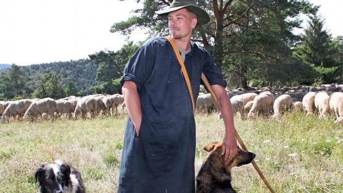 Wanderschäfer Felix Steinhagen ist einer der beiden Schäfer, die im Landkreis Lichtenfels mit ihren Tieren tätig sind.  Foto: Gerda Völk/Archiv