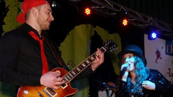 Von bekannten Schlagern bis fetzigem Rock reichte das dargebotene Repertoire der f&uuml;r gro&szlig;artige Stimmung sorgenden Showband "NIC". Foto: Mario Deller