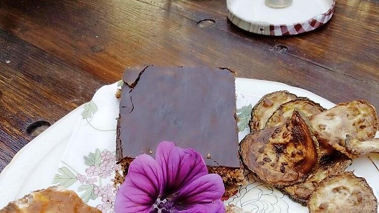 Leckere Brotaufstriche, Zucchininusskuchen und -chips