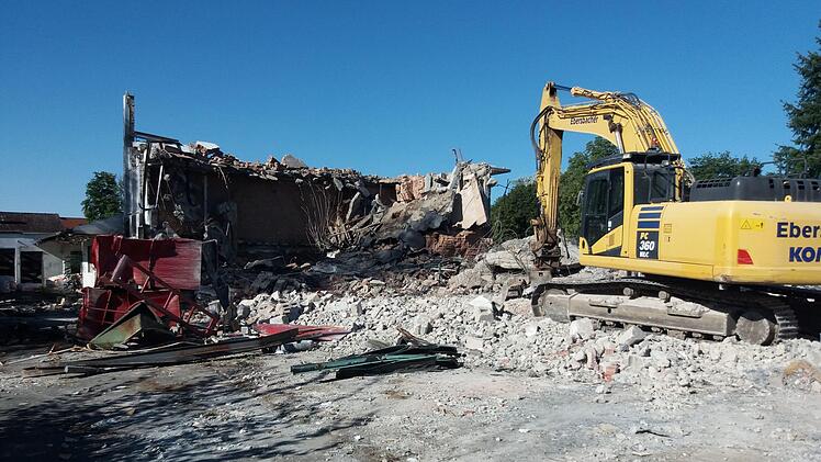 In wenigen Tagen werden die Überreste der früheren Lackfabrik in Küps endgültig beseitigt sein. Die Abbrucharbeiten in der Weinbergstraße in Küps machen sehr gute Fortschritte.Markt Küps
