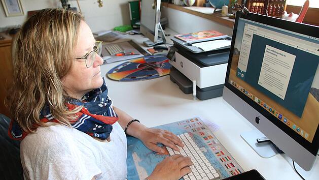 Für die übliche Schreibtischarbeit reicht die Internet-Verbindung. Aber wenn Kerstin Weber aus Melkendorf abends oder mittags Videos oder gar Spielfilme streamen will, kann sie nur einen kleinen Teil der benötigten und an sich verfügbaren Bandbreite nutzen.Dagmar Besand