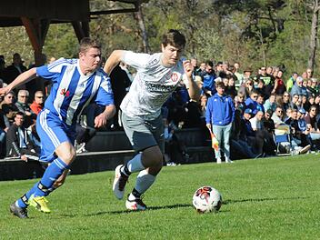 Vor einer solchen Kulisse wie am Karsamstag in Sulzthal ist man doppelt engagiert, auch wenn es im Derby sicher keine extra Motivationsansprachen brauchte. Auch nicht für Auras Philipp Baldauf (links) und VfR-Kapitän Jonas Schmitt. Foto: ssp