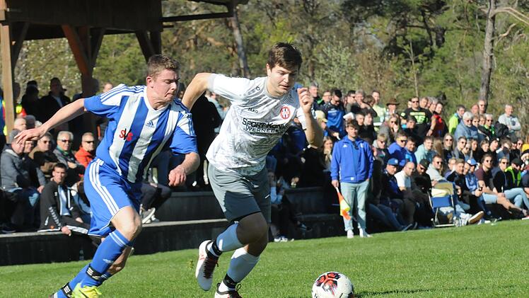 Vor einer solchen Kulisse wie am Karsamstag in Sulzthal ist man doppelt engagiert, auch wenn es im Derby sicher keine extra Motivationsansprachen brauchte. Auch nicht f&uuml;r Auras Philipp Baldauf (links) und VfR-Kapit&auml;n Jonas Schmitt. Foto: ssp