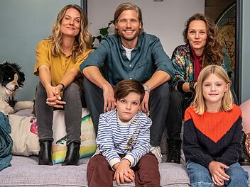 Mads (Sebastian Str&ouml;bel, hinten Mitte) hat sein Patchworkgl&uuml;ck gefunden: In Eva (Marie Burchard, hinten links) ist er verliebt, seine beste Freundin Ren&eacute; (Franziska Wulf) und ihre Kinder Oscar (Thias Dertinger) und Lola (Thurid Charlotte Funck) sind f&uuml;r ihn ebenfalls Familie. Doch kann dieses Konstrukt langfristig funktionieren?