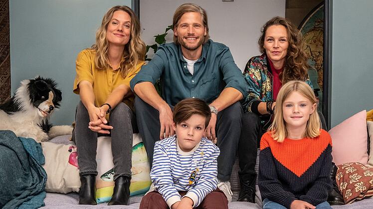 Mads (Sebastian Str&ouml;bel, hinten Mitte) hat sein Patchworkgl&uuml;ck gefunden: In Eva (Marie Burchard, hinten links) ist er verliebt, seine beste Freundin Ren&eacute; (Franziska Wulf) und ihre Kinder Oscar (Thias Dertinger) und Lola (Thurid Charlotte Funck) sind f&uuml;r ihn ebenfalls Familie. Doch kann dieses Konstrukt langfristig funktionieren?