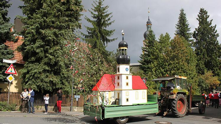 Ein kleineres Exemplar der Rüdenhäuser Kirche fährt beim Kirchweihumzug mit durch den Ort.