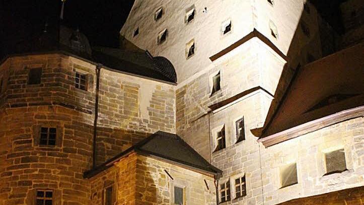 Die Kemenate  des  Schlosses ist   beleuchtet    und  dank der Initiative  von Pro Thurnau schon von Weitem zu  sehen.