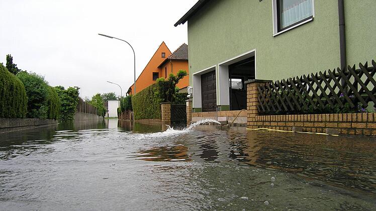 Die Pumpen liefen im Dauereinsatz. Foto: Andreas Dorsch