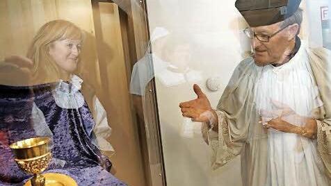 Franz Herrler als Priester vor Kelch und Hostienschale