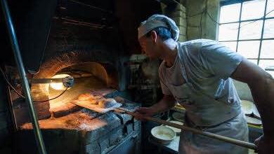 Frühmorgens zieht der Dreuschendorfer Bäcker Friedrich Rauh das fertige Brot aus dem dreihundert Jahre alten Holzofen.Fotos: Pavlo Dyban