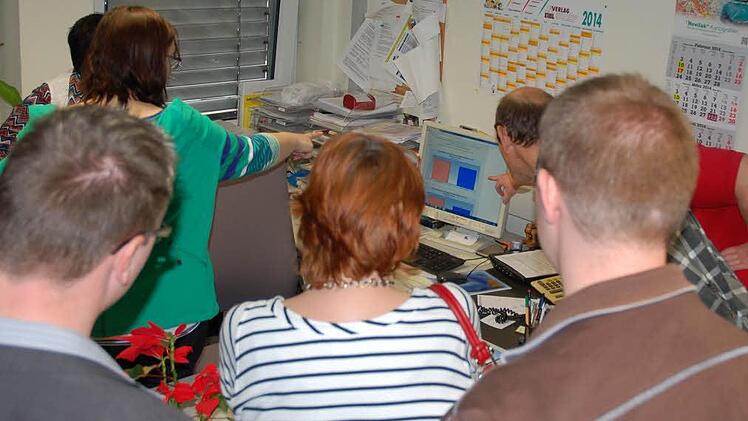 Spannung vor dem Bildschrim im Rathaus, der laufend die Ergebnisse zeigt.
