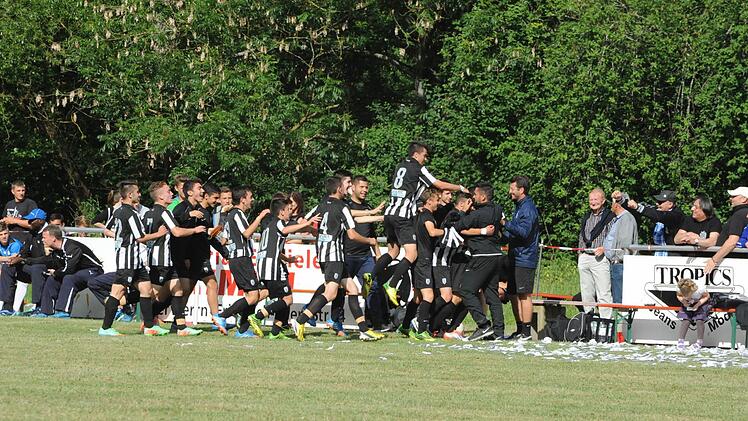 Viele PAOK-Fans waren nach Hausen gekommen und jubelten mit ihrer Mannschaft.