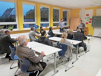 Die Gemeinderäte lernen, was es mit dem neuen Beleuchtungskonzept in der Mittelschule auf sich hat. Dabei sind über ihnen sparsame und umweltfreundliche, sensorgesteuerte LED-Leuchten aufgegangen. Foto: Joachim Karl