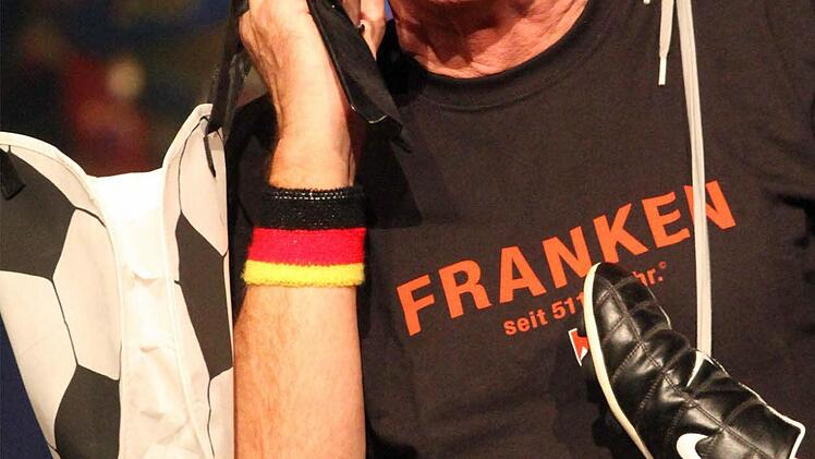 Der "echte Franke" Wolfgang Reichmann zündete wieder ein gut halbstündiges Feuerwerk an Witzen und lästerte über den "Club, Gott und die Welt". Foto: Bertram Wagner