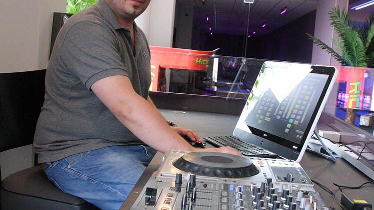 Technik vom Feinsten: Betriebsleiter Daniel Fischer am Mischpult. Foto: Ralf Ruppert