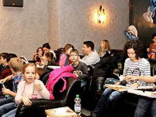 Pizza und Kino: die jungen Eltmanner im Zeiler "Capitol"  Foto: gg