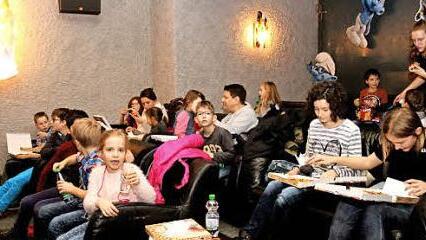 Pizza und Kino: die jungen Eltmanner im Zeiler "Capitol"  Foto: gg