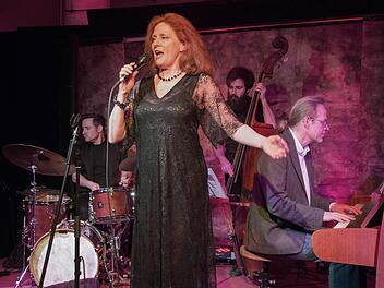 Judy Niemack gab mit Bernhard Pichl (Klavier), Friedrich Betz (Bass) und Florian Kettler (Schlagzeug) im Gewölbekeller der Stadthalle in Haßfurt ein großartiges Konzert.  Foto: Ulrike Langer