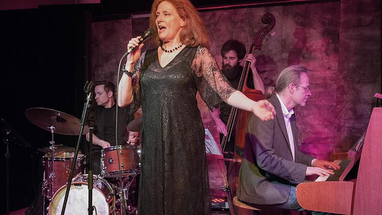Judy Niemack gab mit Bernhard Pichl (Klavier), Friedrich Betz (Bass) und Florian Kettler (Schlagzeug) im Gewölbekeller der Stadthalle in Haßfurt ein großartiges Konzert.  Foto: Ulrike Langer