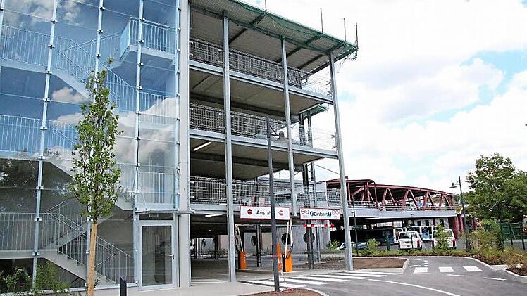 Für das neue Parkhaus würde eine Einfahrt zwischen die Gelände von SÜC und CEB von der Uferstraße her gebaut.