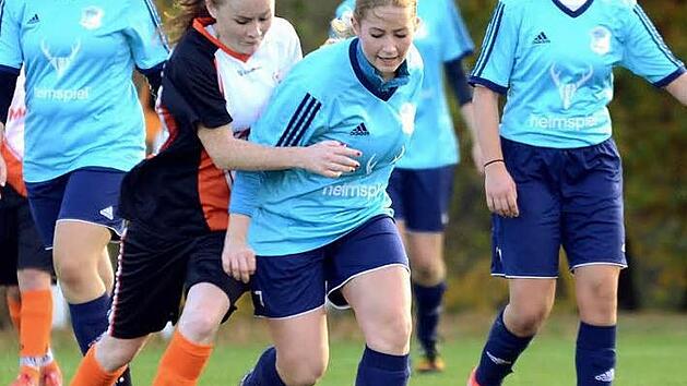Hinter den Damen des TSV Ebermannstadt (hellblaue Trikots) liegt ein erfolgreicher Doppelspieltag: Dem 1:0-Sieg gegen Gremsdorf folgte ein 4:1 gegen die DJK Eggolsheim.  Foto: herzopress