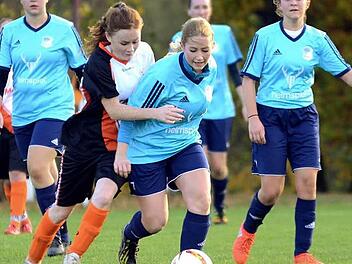 Hinter den Damen des TSV Ebermannstadt (hellblaue Trikots) liegt ein erfolgreicher Doppelspieltag: Dem 1:0-Sieg gegen Gremsdorf folgte ein 4:1 gegen die DJK Eggolsheim.  Foto: herzopress