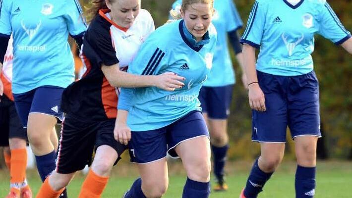 Hinter den Damen des TSV Ebermannstadt (hellblaue Trikots) liegt ein erfolgreicher Doppelspieltag: Dem 1:0-Sieg gegen Gremsdorf folgte ein 4:1 gegen die DJK Eggolsheim.  Foto: herzopress