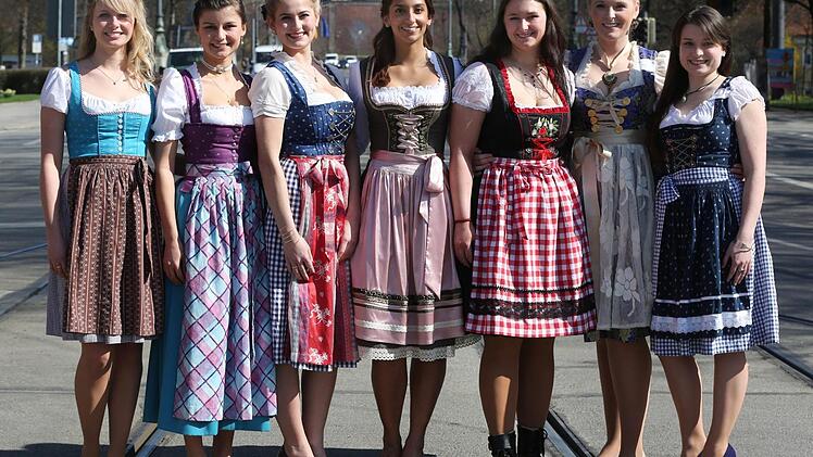 Gegen diese Konkurrentinnen muss sich die Neuenmarkterin Melanie Fraas (Dritte von rechts), die jetzt in Coburg lebt und arbeitet, durchsetzen, um Bayerns Bierkönigin zu werden. Foto: Bayerischer Brauerbund
