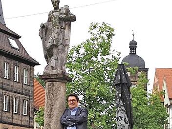 Matthias Fack posiert vor dem Lichtenfelser Floriansbrunnen. Foto: Matthias Breuning