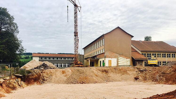 An der Stelle des Hallenbades wird die neue Turnhalle errichtet. Foto: Sebastian Schmitt