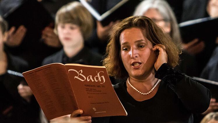Die Kantorei St. Georg unter Leitung von Markus Heunisch gestaltete in Neustadt ein Kantatenkonzert zum Reformationsjubiläum.Foto: Jochen Berger