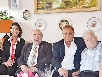 Gratulationscour zum "100." von Ferdinand Bozdech (v. l.). Rudolf Bozdech (Sohn), Erika Tyll, Mareike Jung, Stadtrat Heinz Hausmann, Bürgermeister Wolfgang Beiergrößlein, Ferdinand Bozdech, Gabi Michl  Foto: K.- H. Hofmann