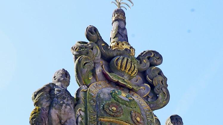 Das neue Stadtwappen zeigt an den Seiten zwei der geschundenen Männer. Deren Namen finden sich in historischen Quellen.  Fotos: M. Meißner