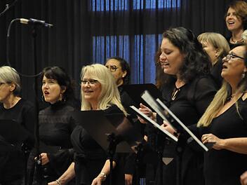 Mit zu Herzen gehenden Gospel bezauberten die Teilnehmer des Workshops "Gospel Start Up" bei ihrem Abschlusskonzert in der Hammelburger Musikakademie. Foto: Peter Klopf