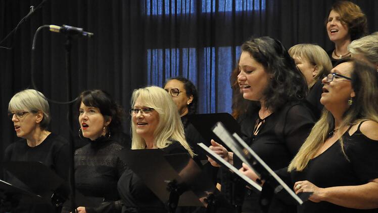 Mit zu Herzen gehenden Gospel bezauberten die Teilnehmer des Workshops "Gospel Start Up" bei ihrem Abschlusskonzert in der Hammelburger Musikakademie. Foto: Peter Klopf