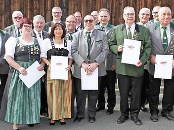 Auszeichnungen beim Schützgau Oberfranken-West: die geehrten Mitglieder aus den Schützenvereinen mit Gauschützenmeister Hans-Joachim Hiller, Gausportleiter Thomas Bader, Bezirksschützenmeister Alexander Hummel und dessen Stellvertreter Adolf Reusch Foto: Mathias Erlwein