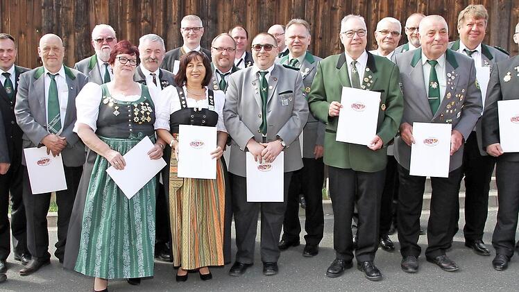 Auszeichnungen beim Schützgau Oberfranken-West: die geehrten Mitglieder aus den Schützenvereinen mit Gauschützenmeister Hans-Joachim Hiller, Gausportleiter Thomas Bader, Bezirksschützenmeister Alexander Hummel und dessen Stellvertreter Adolf Reusch Foto: Mathias Erlwein