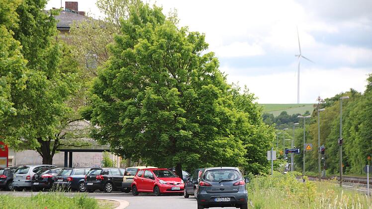 Schon jetzt herrscht im Bereich des Münnerstädter Bahnhofs Parkplatzmangel.Heike Beudert