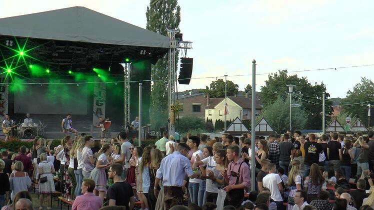 An vier Tagen wird in Sand zum Jubiläums-Weinfest fröhlich gefeiert. Foto: Christian Licha