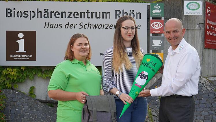 Eine Schult&uuml;te zum Ausbildungsstart: Anna Katharina Heim wird von Michaela Bambach und Thorn Pl&ouml;ger begr&uuml;&szlig;t. Foto: Kathrin Kupka-Hahn